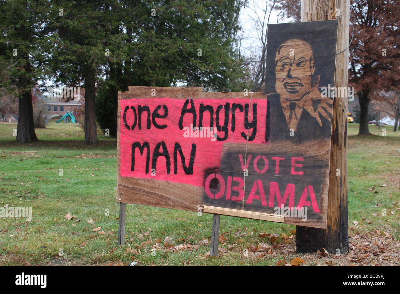 USA New Hampshire Keene Wahl-Kampagne für Barack Obama gegen John McCain lesen einem wütenden Mann Abstimmung Obama Zeichen. Stockfoto