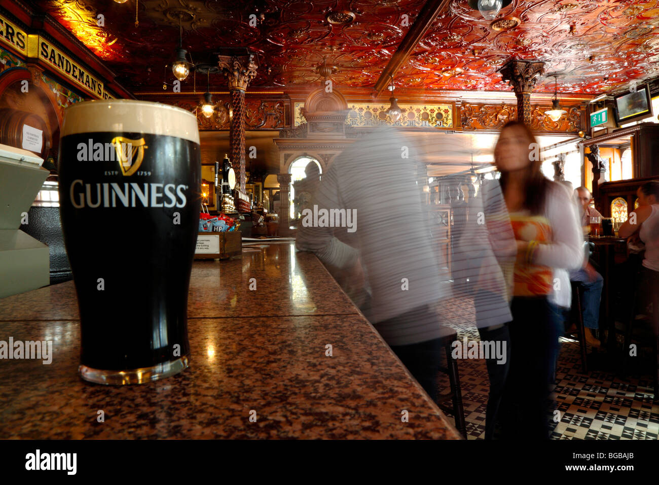 Irland, Schnaps Nord, Belfast, Great Victoria Street, die Crown Bar Salon. Erbaut im Jahre 1826 freuen Gaslampen und gemütliche Fairyland Stockfoto