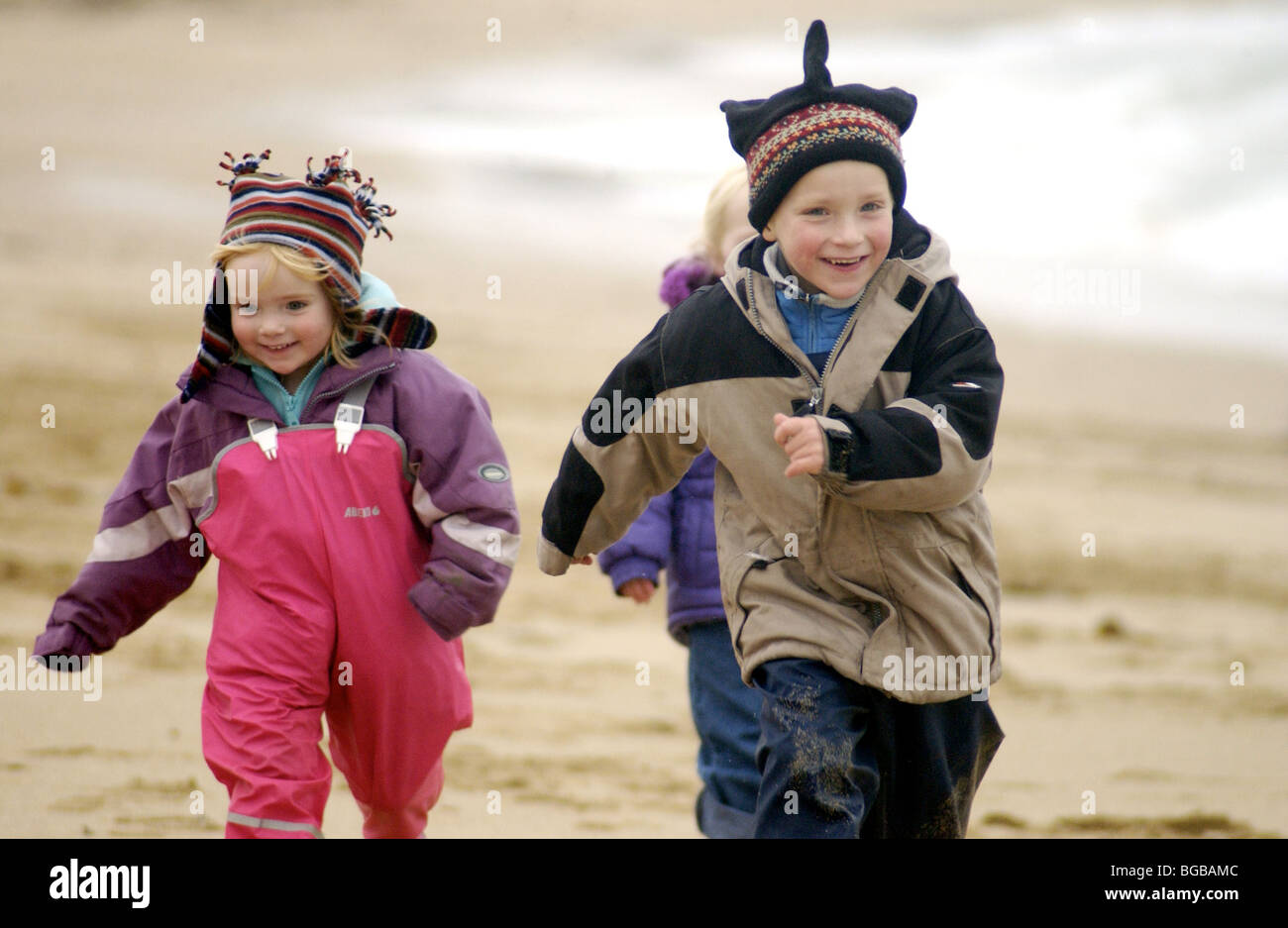 Foto der Kinder, die Familie Winter Urlaub Strand Übung Stockfoto