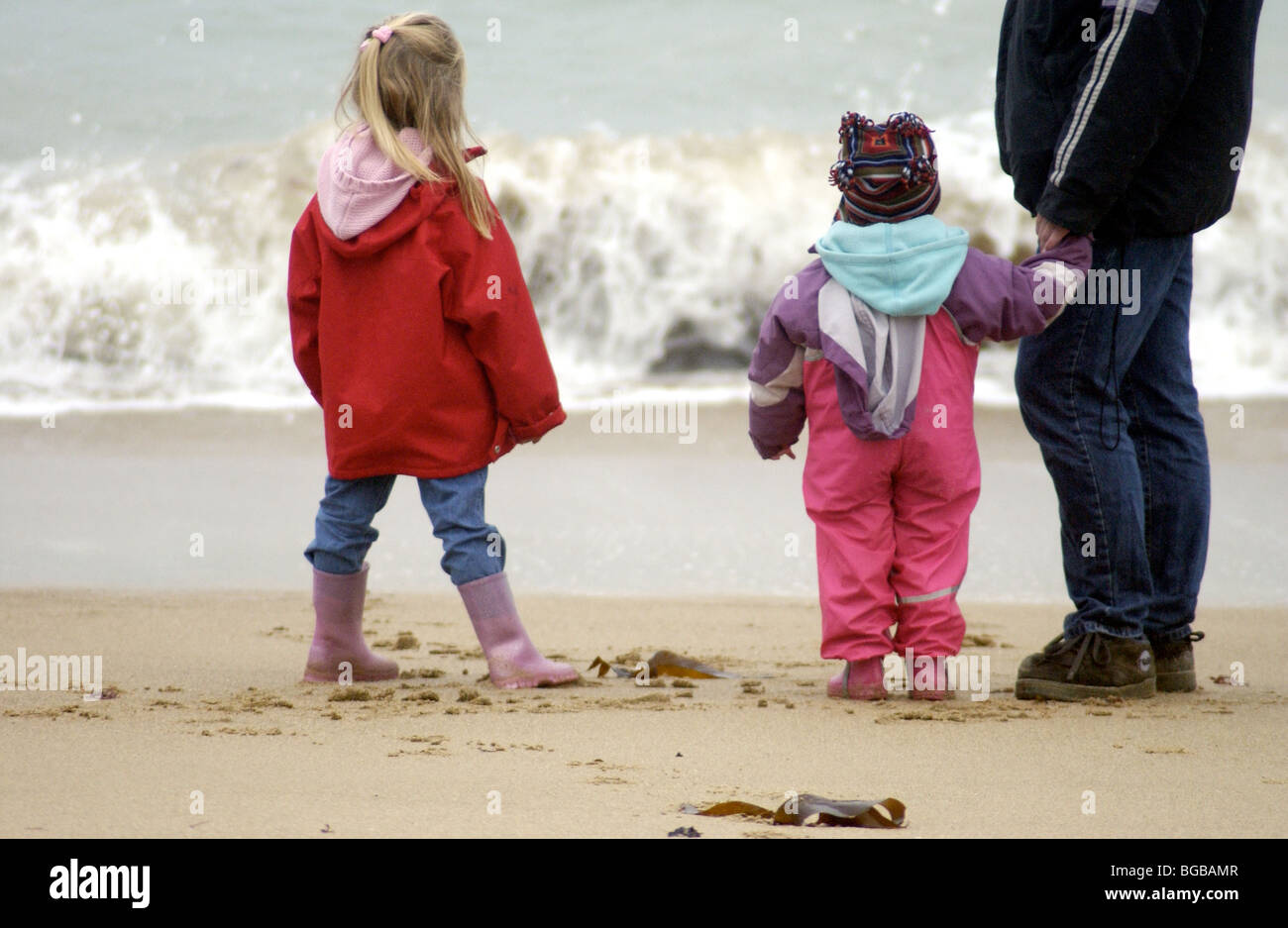 Foto der Familieneinheit gemeinsam sichern Strand sicher Kinder Papa UK Stockfoto