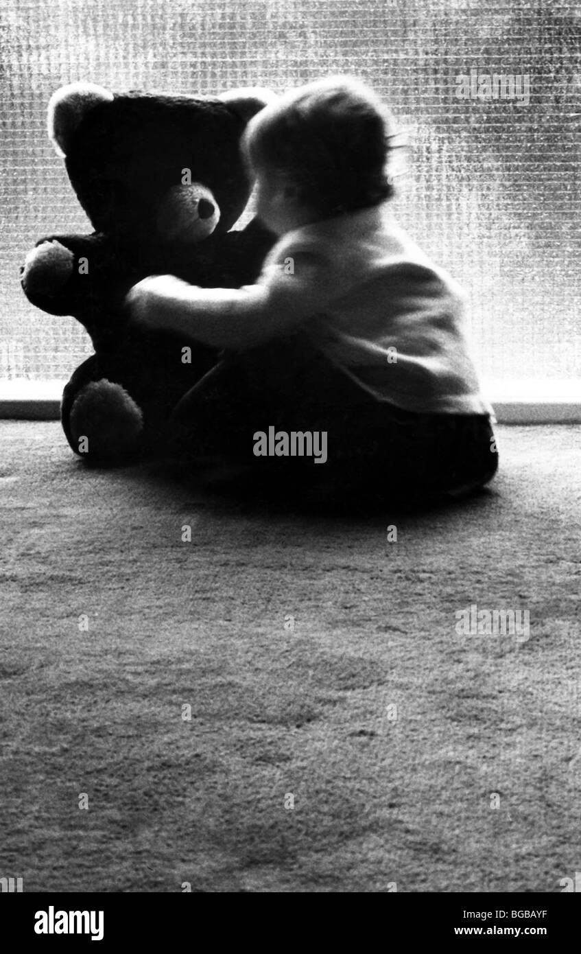 Royalty free Foto Baby Kuscheltier Familienalbum Erinnerungen schwarz weiß Stockfoto