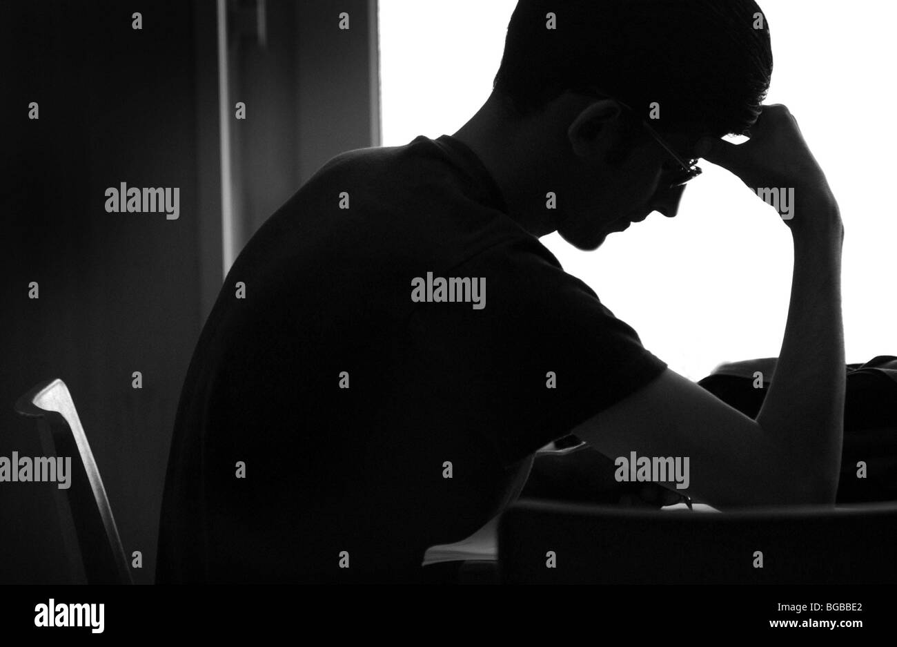 Lizenzfreie kostenlose Foto des Schülers besorgt über Prüfung Druck Stockfoto