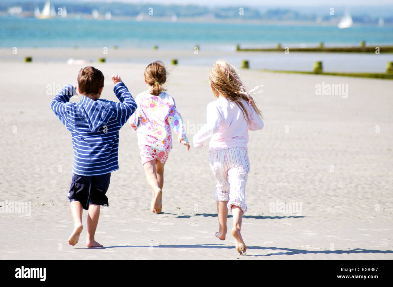 Lizenzfreie kostenlose Foto von Kinder spielen am britischen Küste Strand im Sommer bei Niedrigwasser UK. Stockfoto