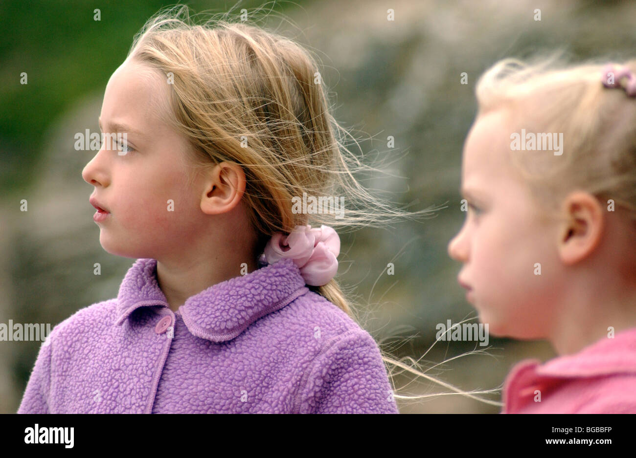 Lizenzfreie kostenlose Foto von zwei Schwestern im Familien-Sommer-Urlaub in Cornwall Stockfoto