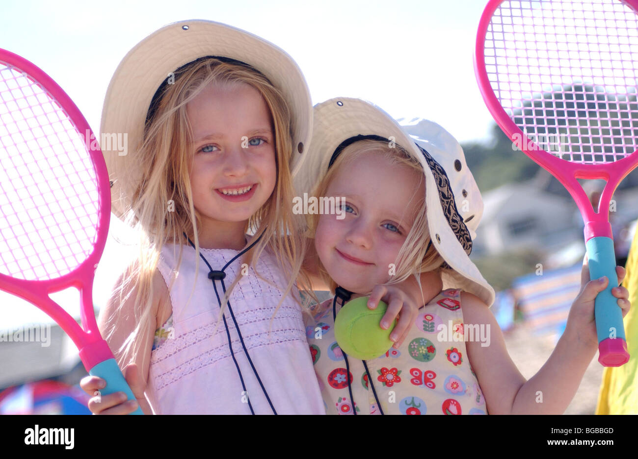Lizenzfreie kostenlose Foto von zwei Schwestern im Familien-Sommer-Urlaub in Cornwall Stockfoto