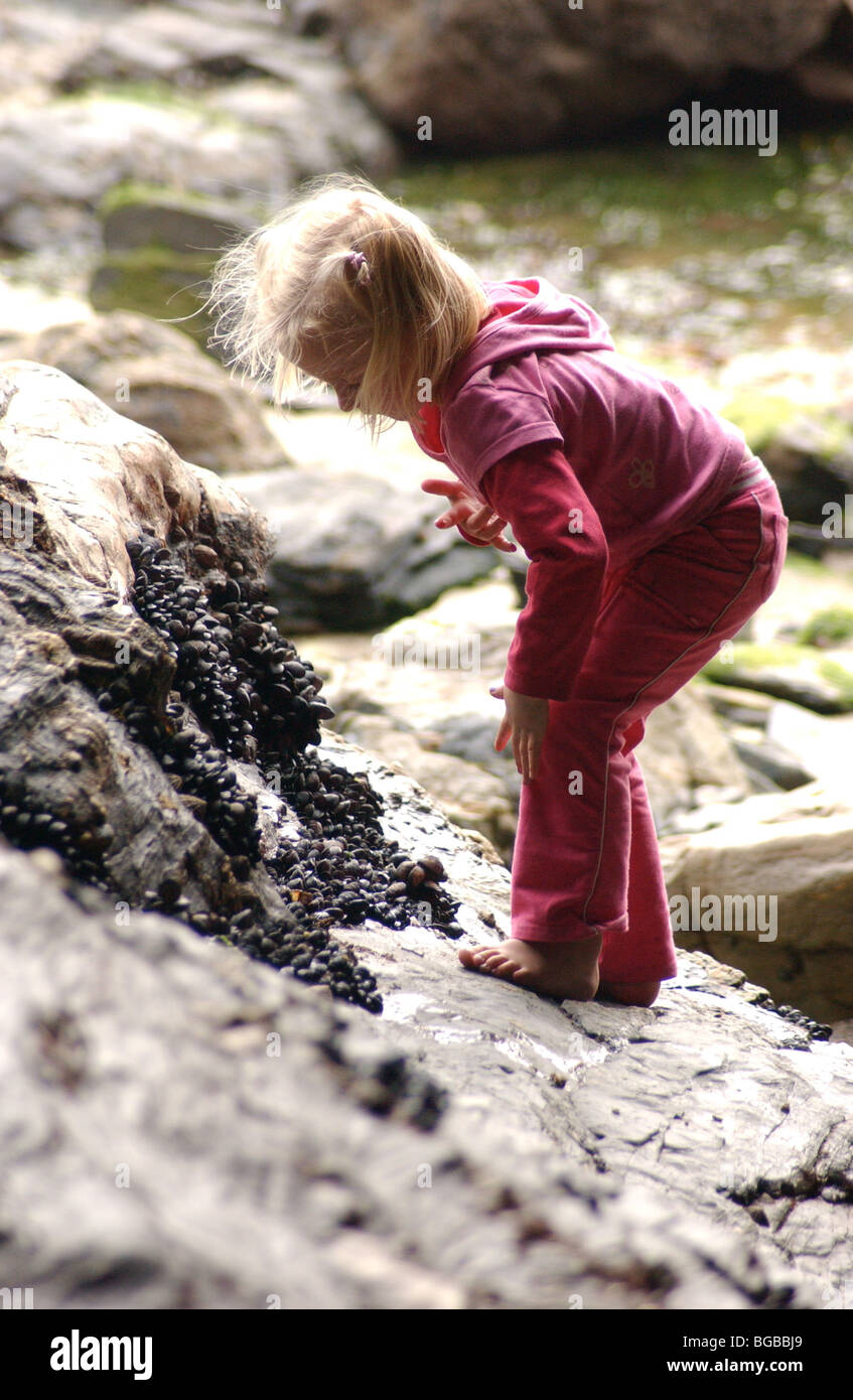 Lizenzfreie kostenlose Foto von nackten jungen Mädchen einen Fuß im Urlaub in Cornwall UK Stockfoto