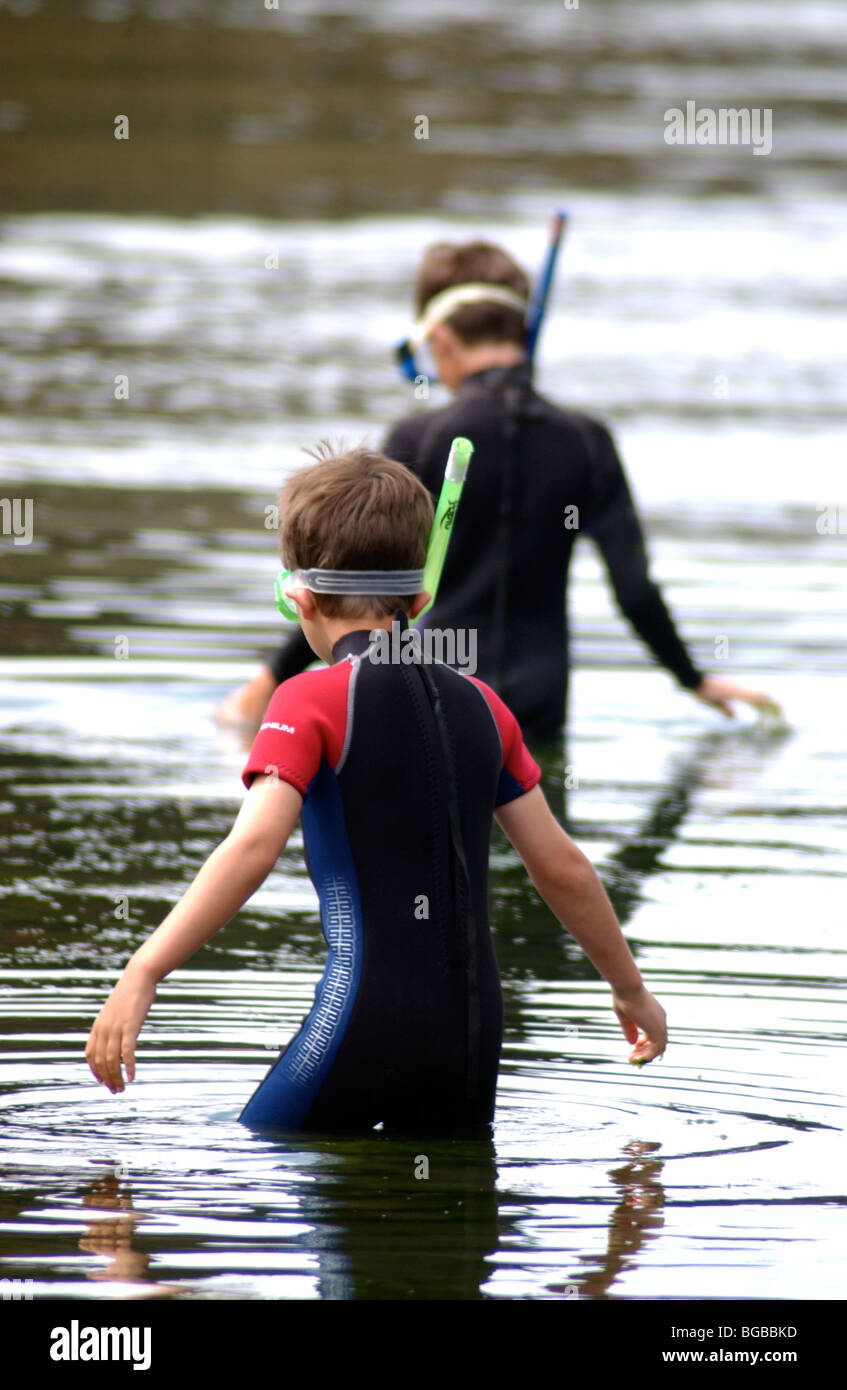 Royalty free Foto von zwei Brüdern und Freunden schwimmen und Tauchen Kindheit an der kornischen Küste UK Stockfoto