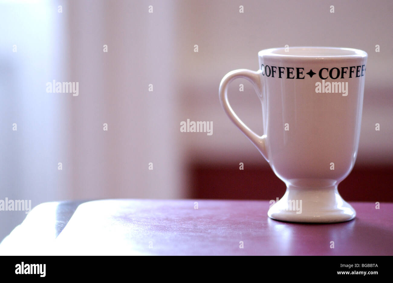Lizenzfreie kostenlose Foto Kaffeetasse auf Tisch im Geschäft/Home Office mit unscharfen Hintergrund für Typ. Stockfoto
