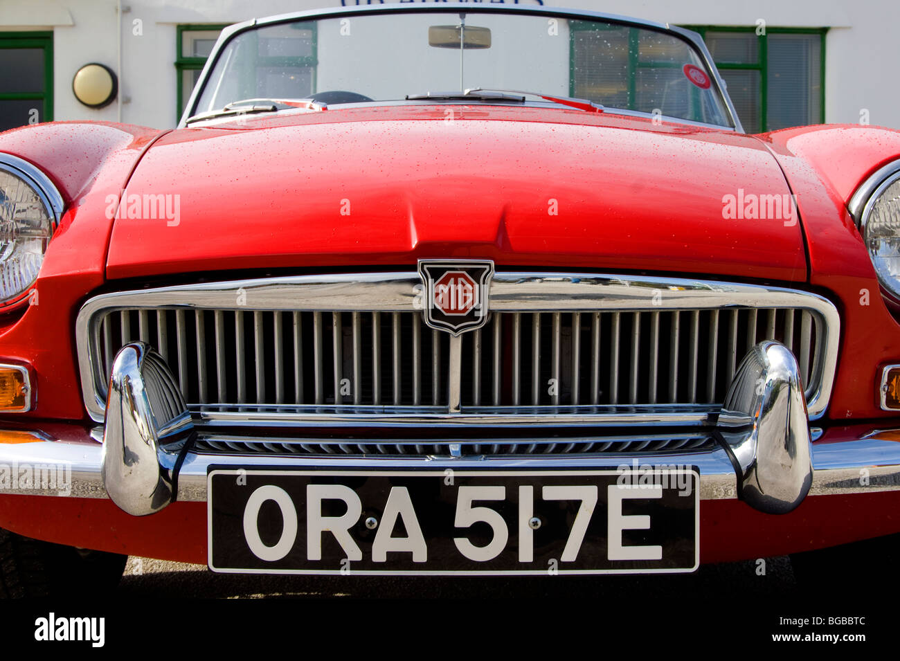 Klassische britische rot MGB öffnen roten Sportwagen, vordere Kühlergrill und Abzeichen Stockfoto