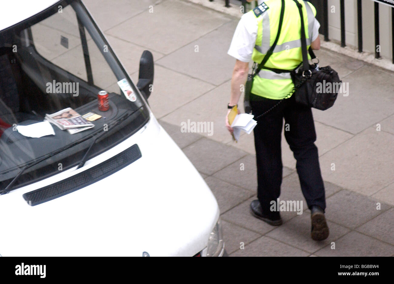 Lizenzfreie kostenlose Foto zeigt weibliche Traffic Warden Überprüfung Parkschein in London UK Stockfoto
