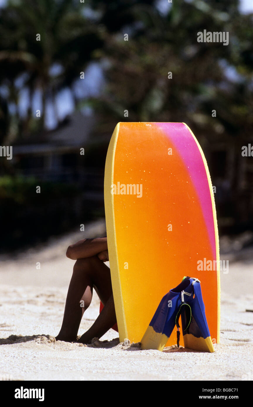 Körper-Boarder sitzen am Strand mit Board und Flossen Stockfoto