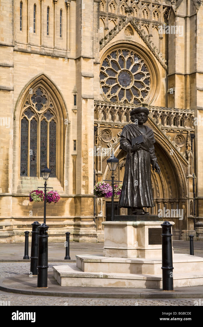 Bristol Stadt, Grafschaft Wiltshire, England, Großbritannien; Rajah Rammohun Roy Statue vor der Kathedrale von Bristol Stockfoto