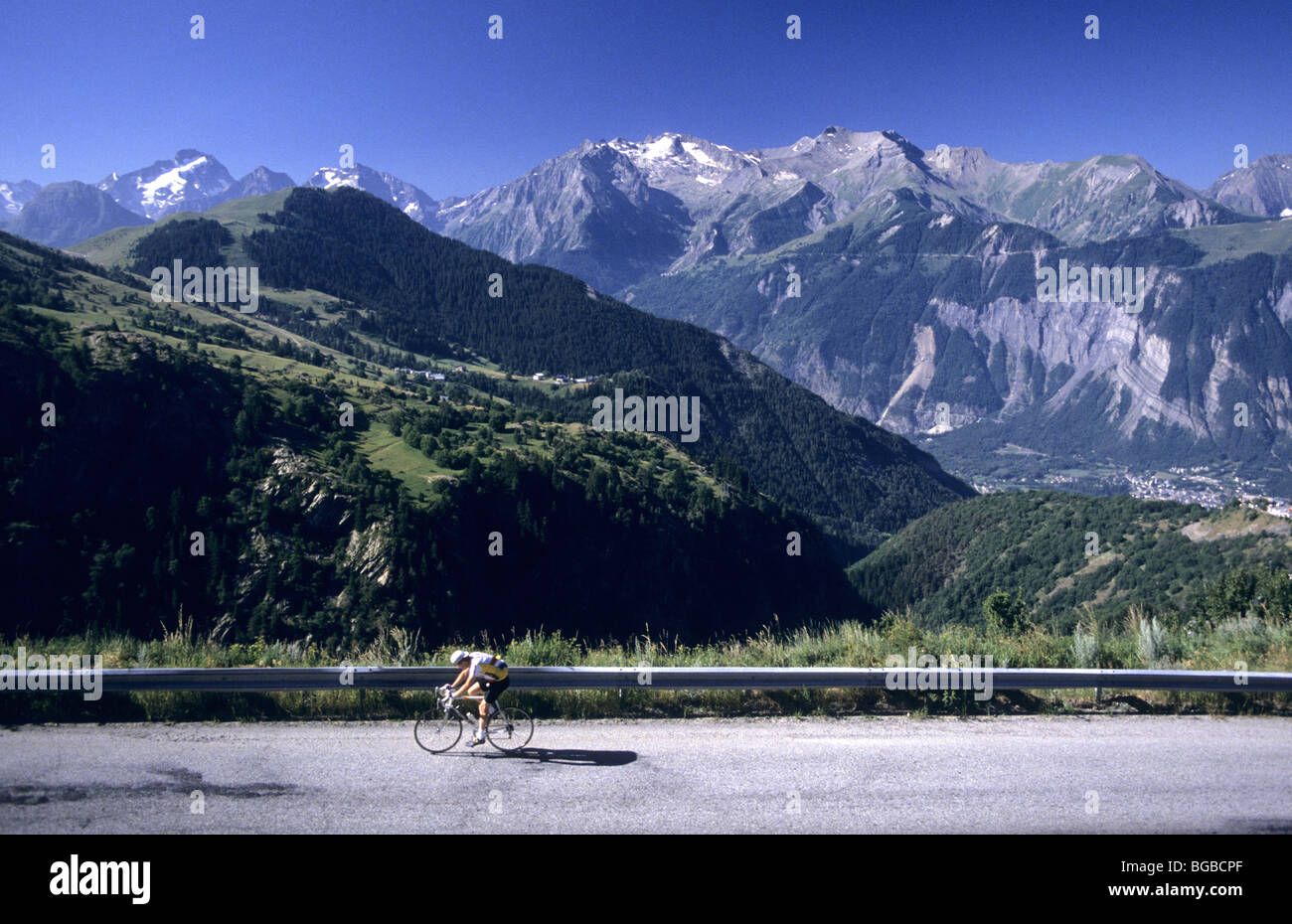 Einsamer Radsportler, die auf einer Bergstraße Stockfoto