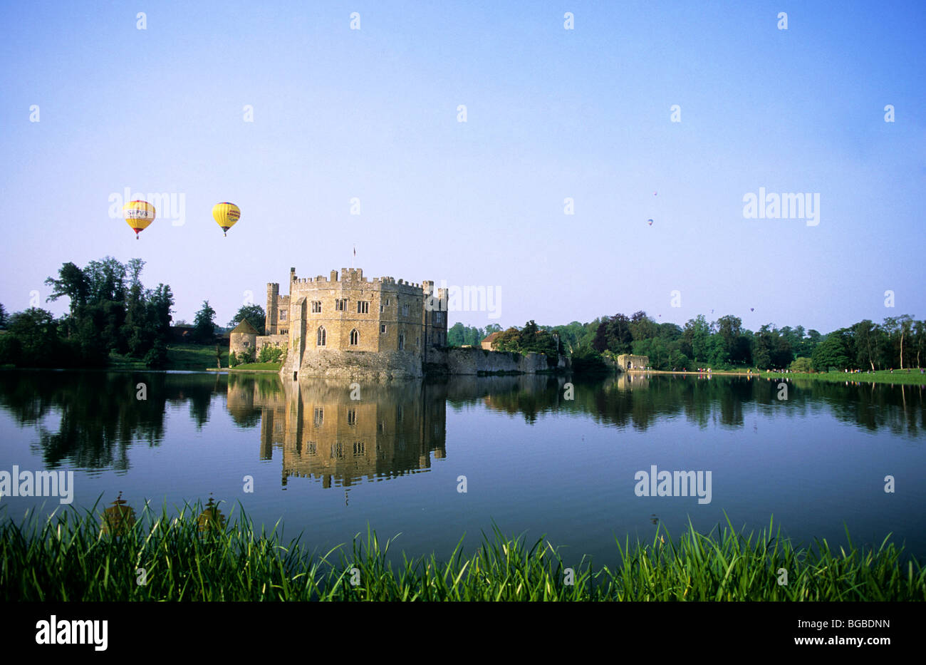 Heißluftballon über Leeds Castle Stockfoto