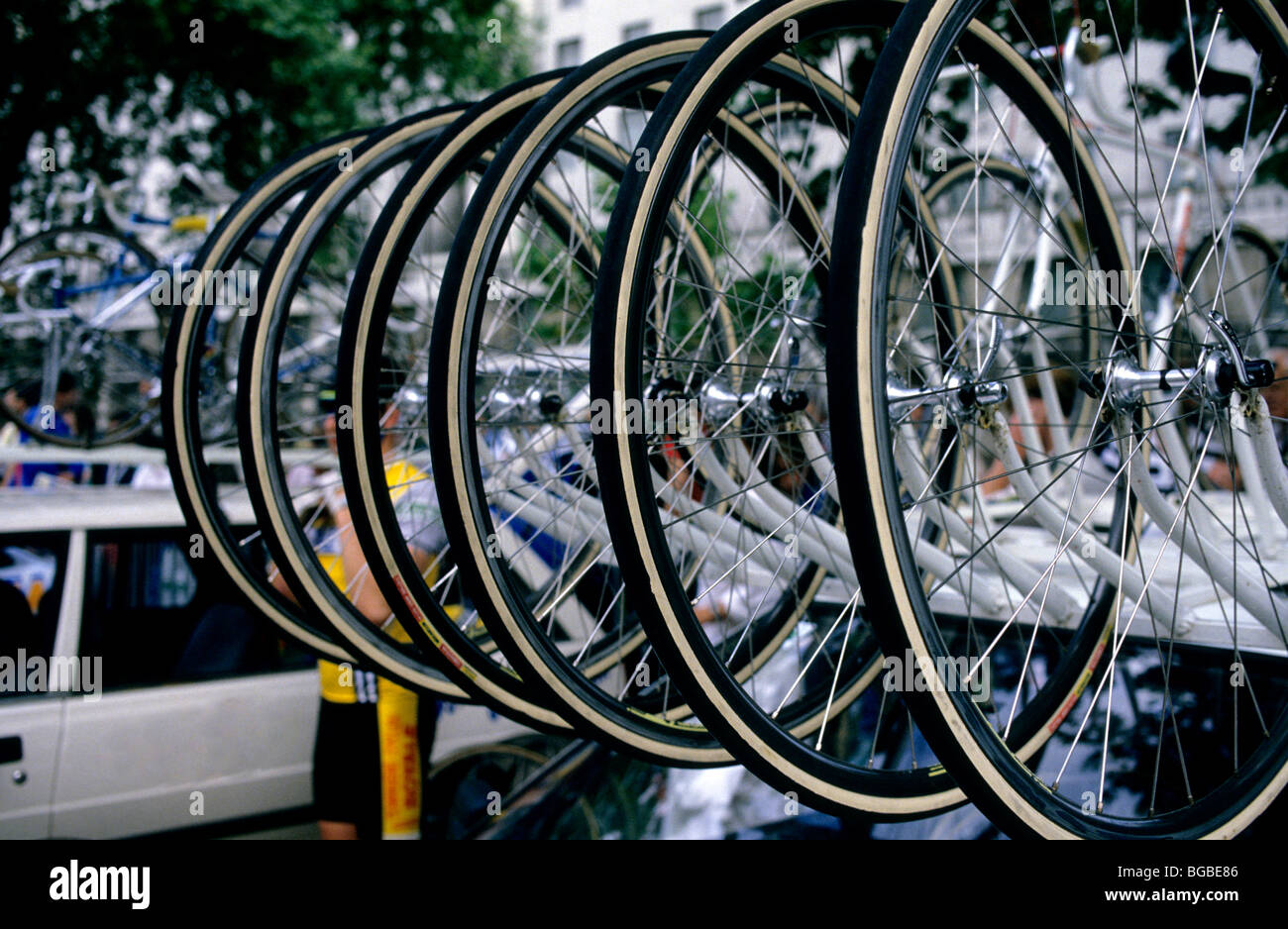 Team-Zyklen auf Auto-racks Stockfoto