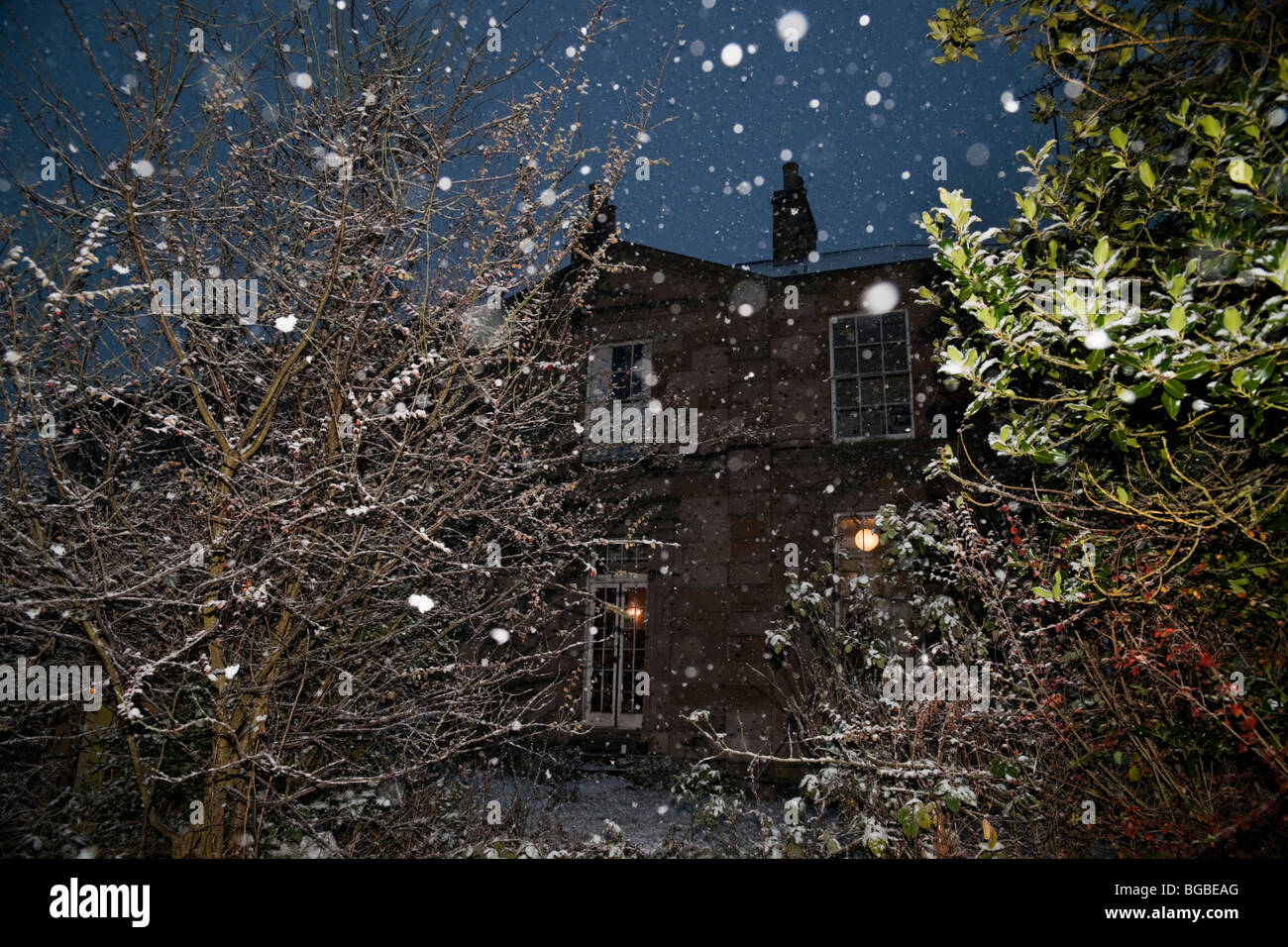 Dezember Schnee fällt in Schottland - dicke Flocken langsam an ruhender Luft vor einem georgianischen Haus hinuntertreiben sanft Stockfoto