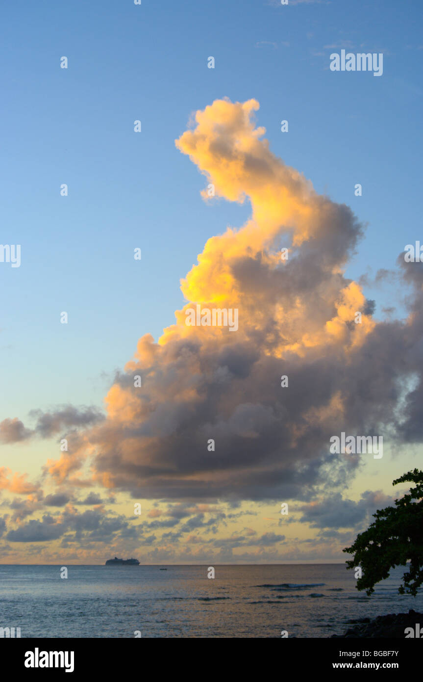 Orange in der Abenddämmerung North Shore Kauai HI cloud Stockfoto
