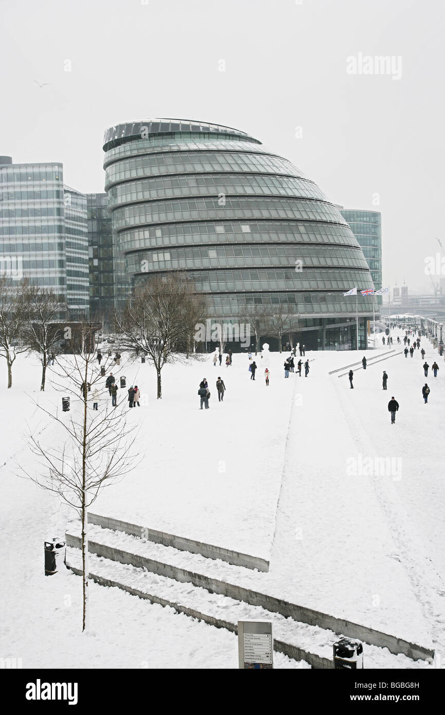 Zentrum von London im Schnee entlang der Themse Stockfoto