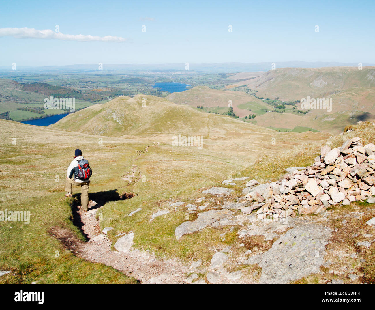 Weibliche Wanderer mit Blick auf Ullswater aus nahe dem Gipfel des Ortes fiel. Stockfoto