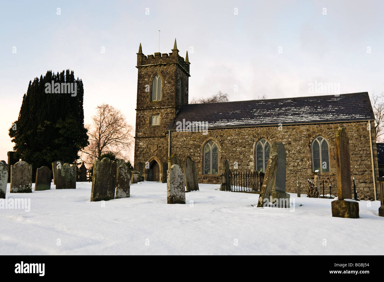 Heilige-Retter-Kirche von Irland, Kells und Friedhof mit Schnee bedeckt Stockfoto