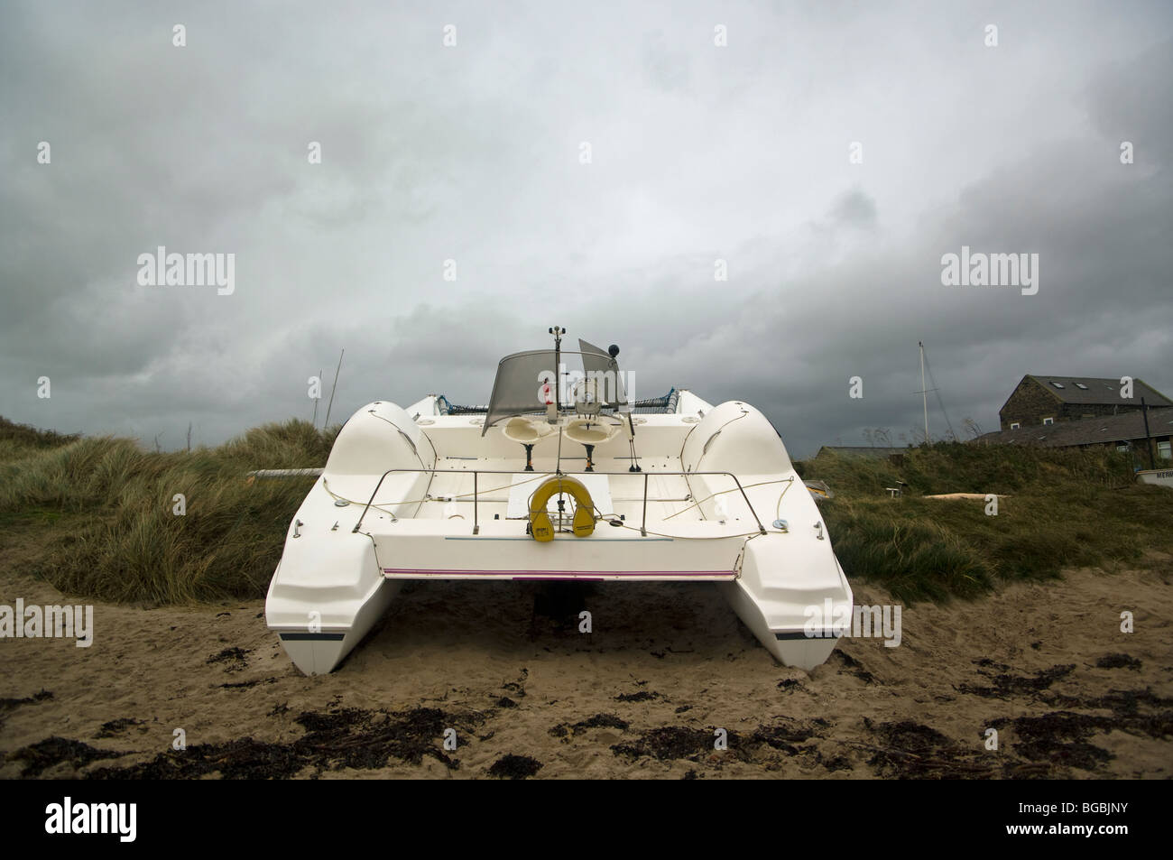 Eine weiße Yacht ist auf der Northumberland Küste gestrandet Stockfoto