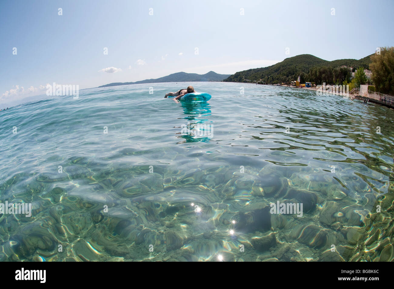 Dame auf Lilo, Korfu, Griechenland Stockfoto