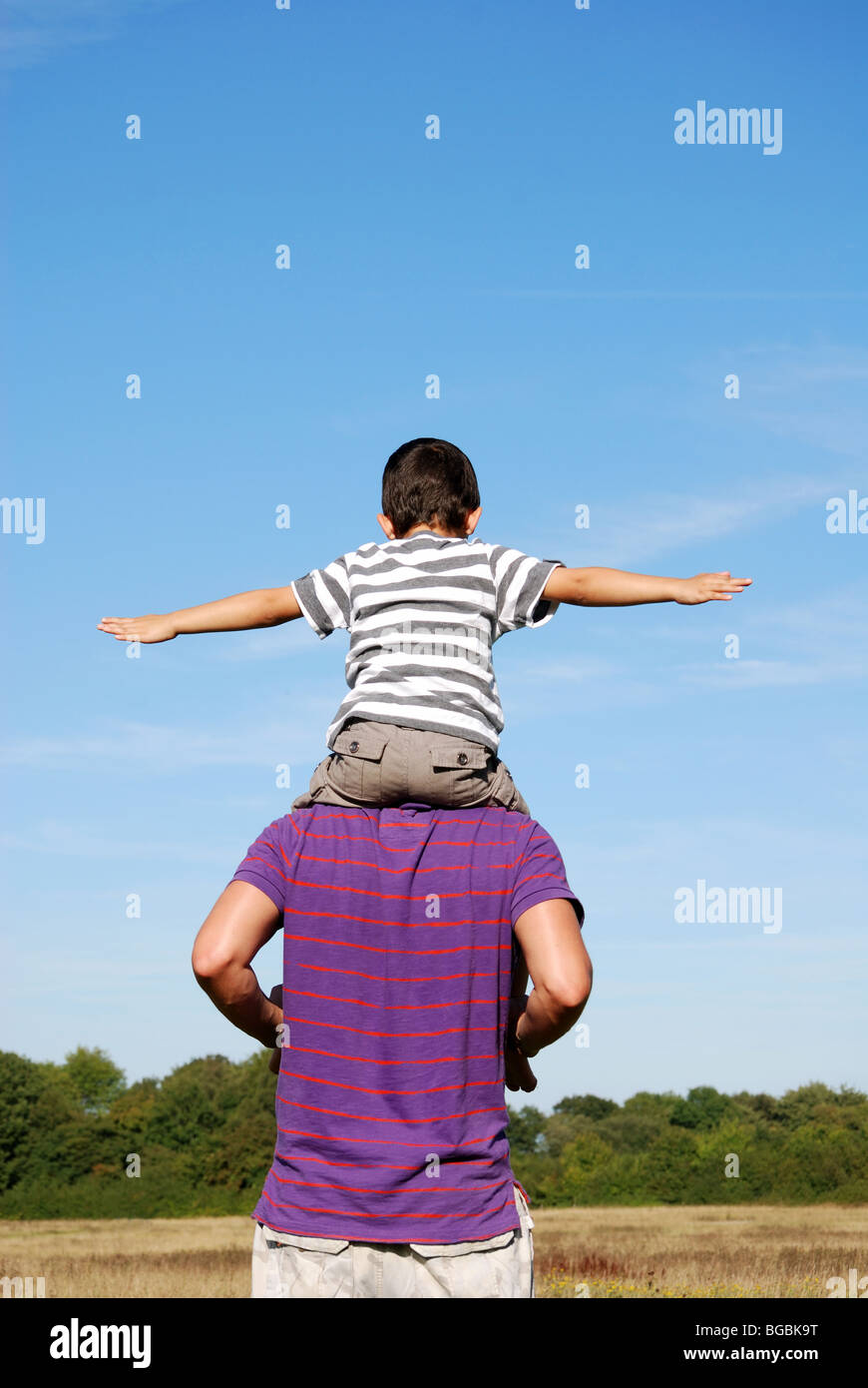 Mann und Kind spielen Stockfoto