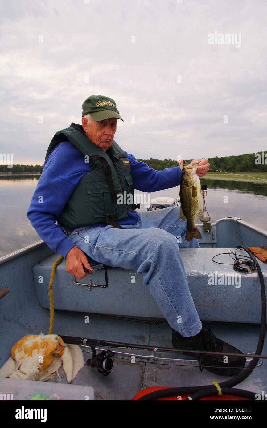 ANGELN GUIDE FISCHER IN ALUMNACRAFT BOOT HÄLT EIN GROßER MUND BASS GEWÜRZT Stockfoto