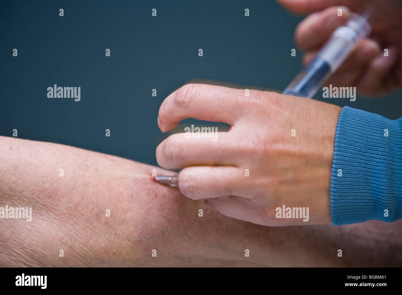 Arzt Patienten eine Nadel geben Stockfoto