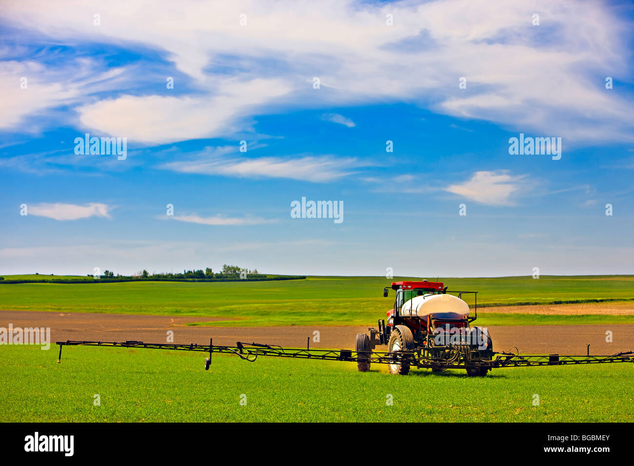 Landwirt Spritze Pflanzen mit einem Traktor in der Nähe der Stadt Rockglen, südlichen Saskatchewan, Kanadas. Stockfoto