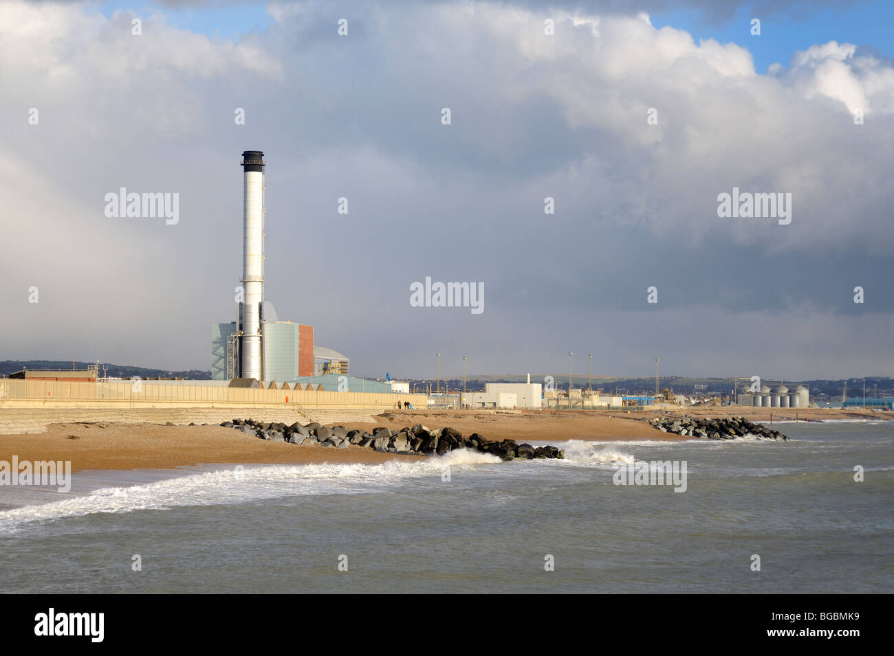 Shoreham Power Station sowie der Küste Stockfoto