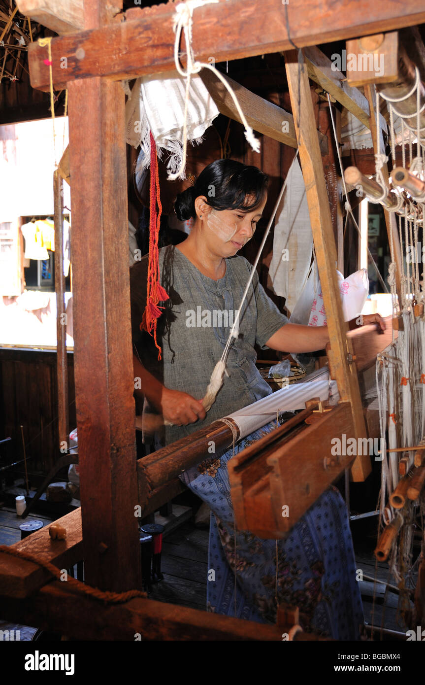 Frau Seidenweberei, Inle-See, Shan-Staat, Burma, Myanmar Stockfoto