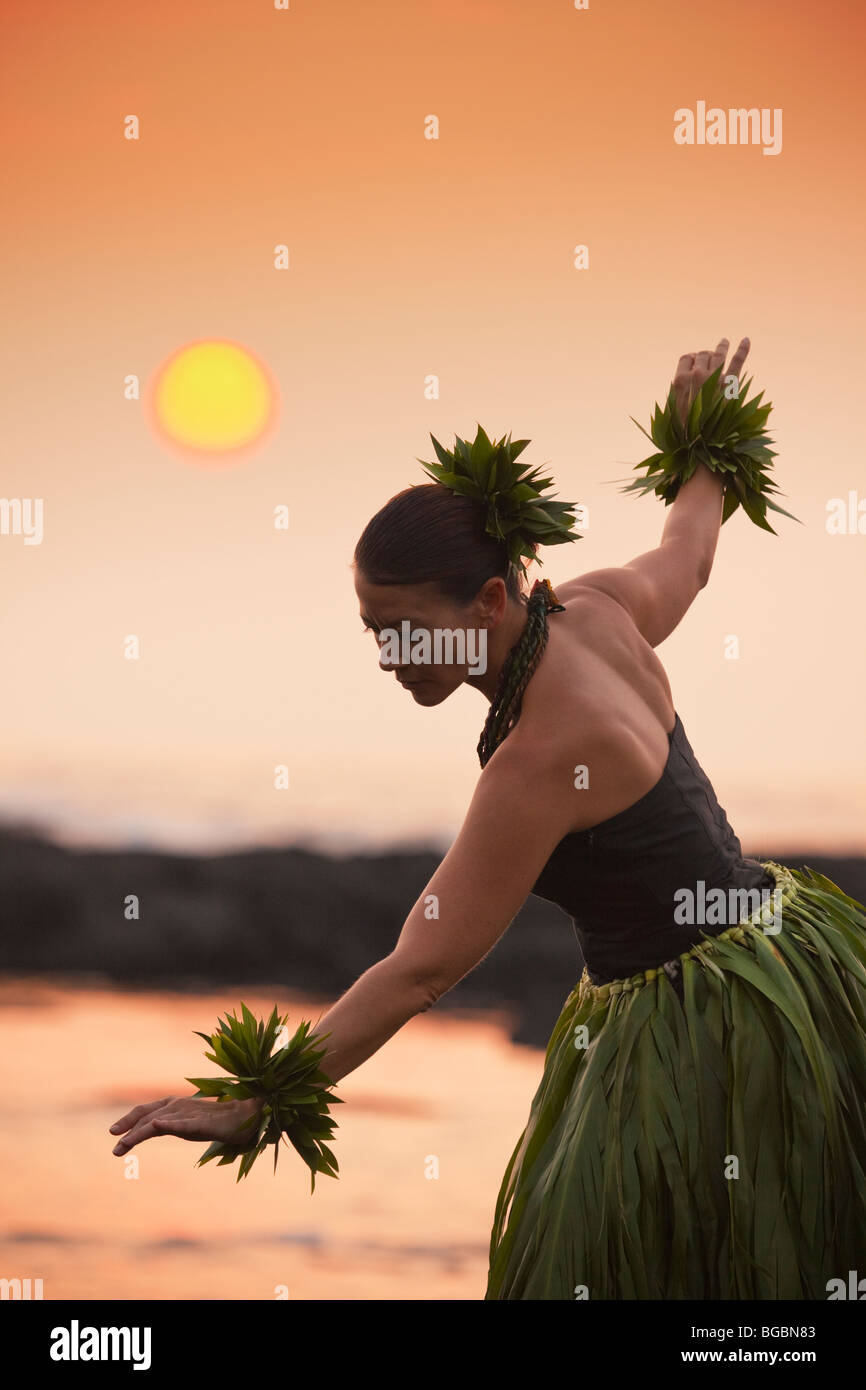 Hula-Tänzerin bei Sonnenuntergang Stockfoto