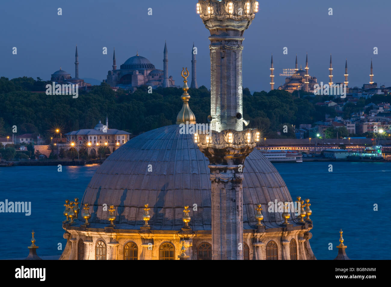 Nusretiye Moschee und historischen Halbinsel im Hintergrund mit Hagia Irene, Hagaia Sophia und blaue Moschee Istanbul-Türkei Stockfoto