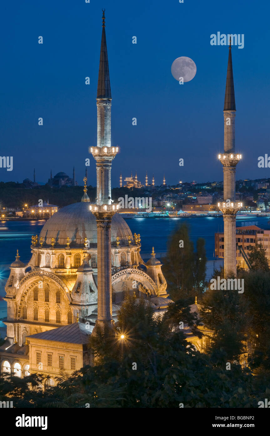 Nusretiye Moschee und historischen Halbinsel im Hintergrund mit Hagia Irene, Hagia Sophia und blaue Moschee Istanbul-Türkei Stockfoto