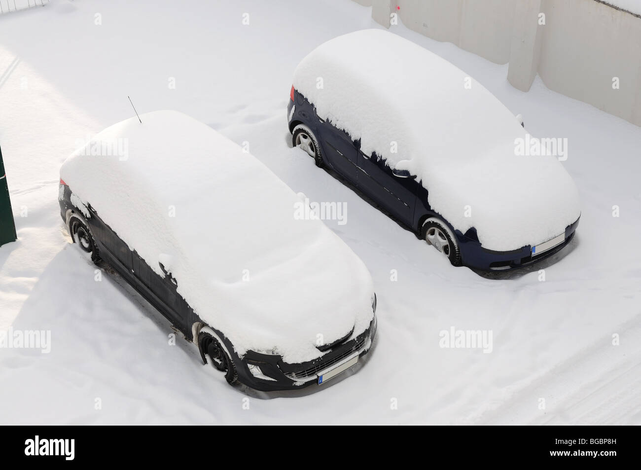 Zwei tief verschneiten Autos im Winter Stockfoto