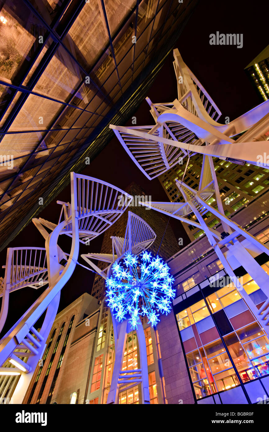 Der Stahl "Trees" Skulptur entlang Stephen Avenue Mall (alias Stephen Avenue Walk and Steven Avenue), 8th Avenue SW in der Nacht mit einer Stockfoto