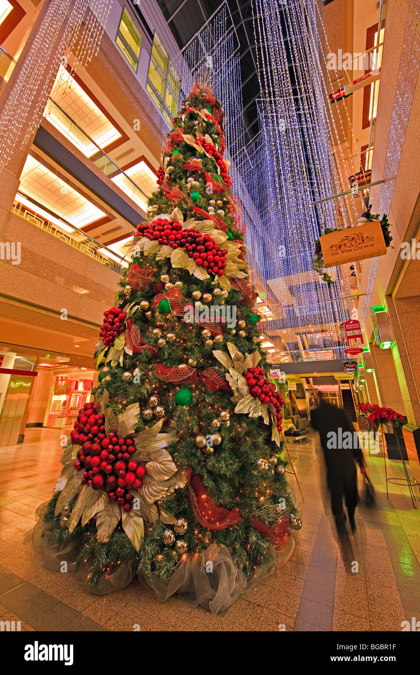 Dekorierten Weihnachtsbaum in der Banker Hall shopping Atrium in der Stadt von Calgary, Alberta, Kanada. Stockfoto