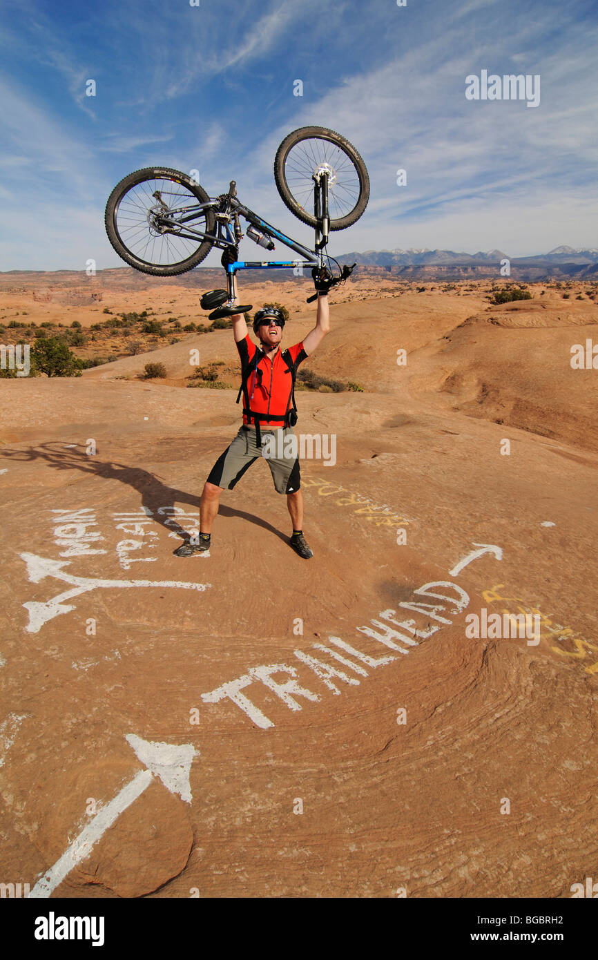 Mountainbiker auf Slickrock Trail, Moab, Utah, USA Stockfoto