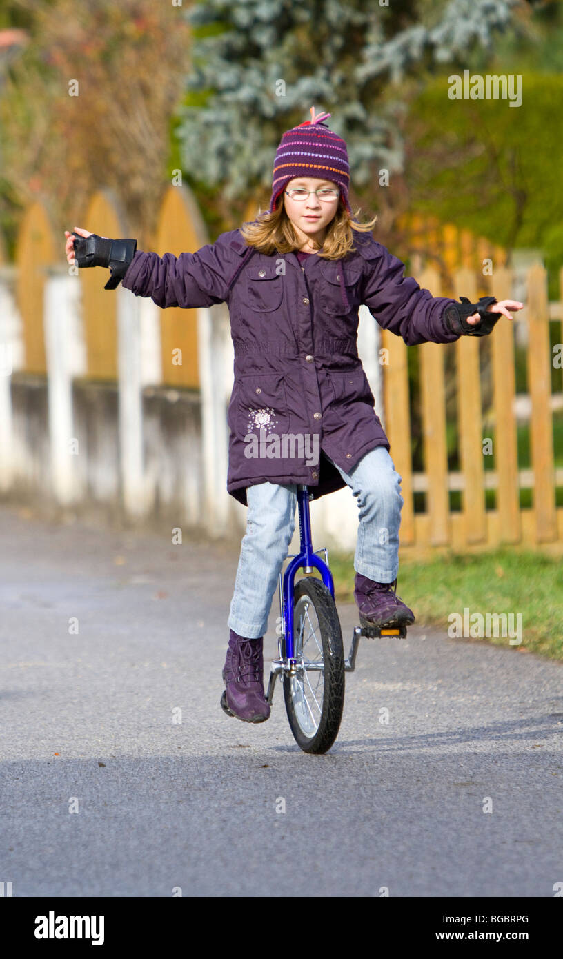 Mädchen, neun Jahre, Einrad fahren Stockfoto