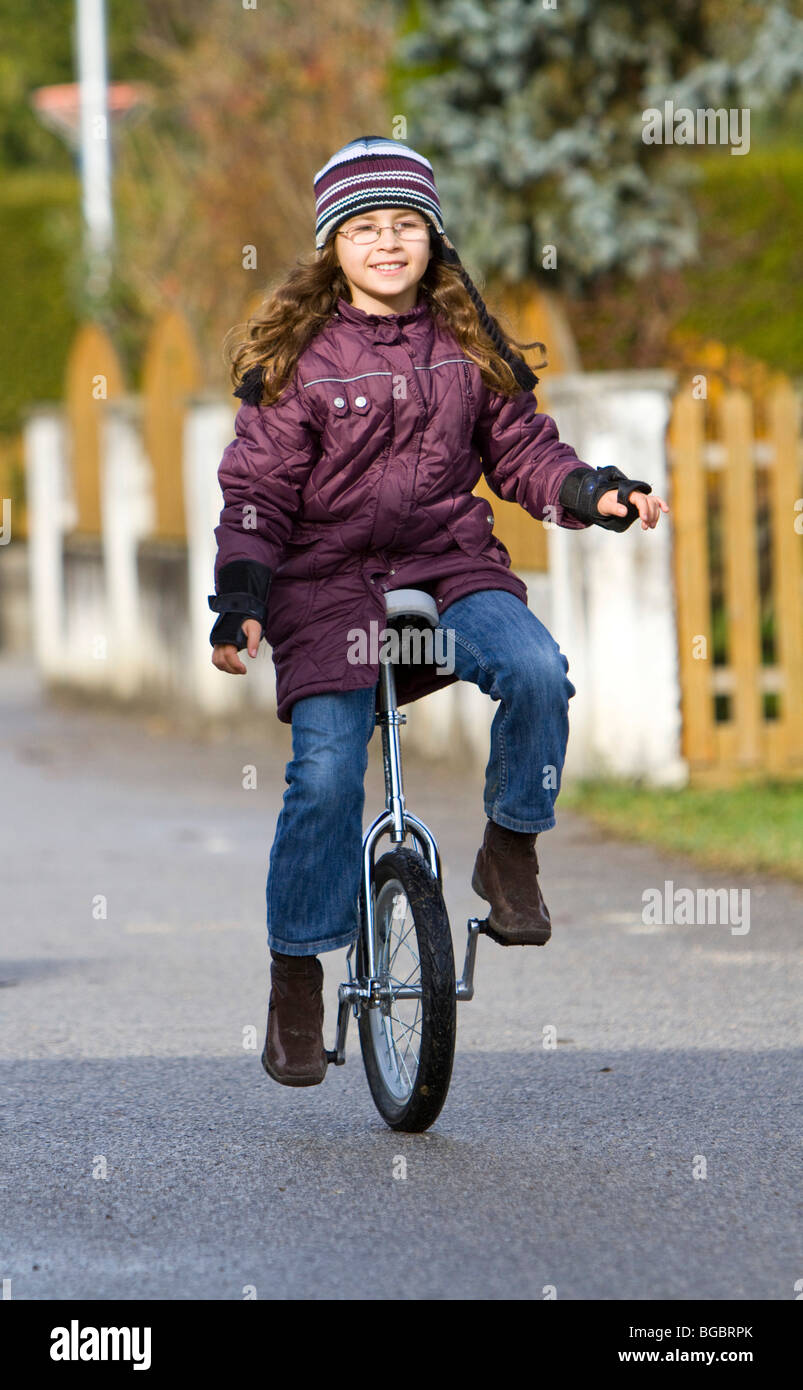 Mädchen, neun Jahre, Einrad fahren Stockfoto