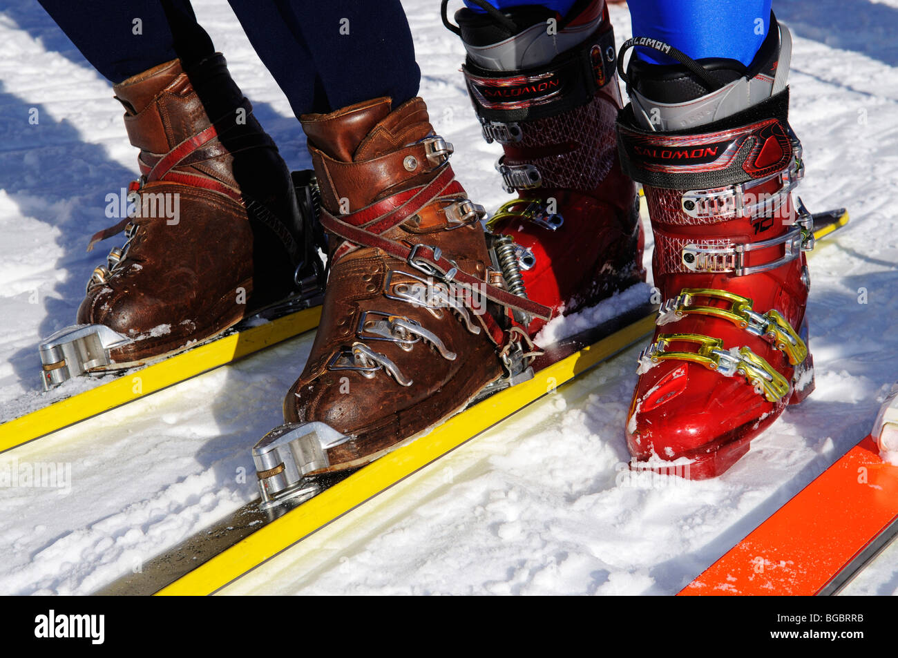 Alte und neue Skischuhe des Teilnehmers in nostalgischen Skirennen, Sella Ronda, Passo Gardena, Val Gardena, Südtirol, Italien, Europa Stockfoto