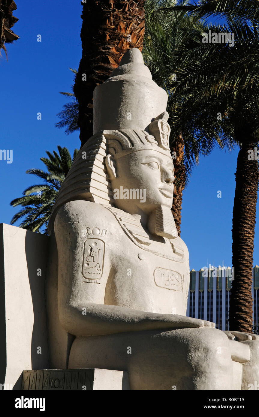 Ägyptische Skulpturen, Luxor Hotel, Las Vegas, Nevada, USA Stockfoto