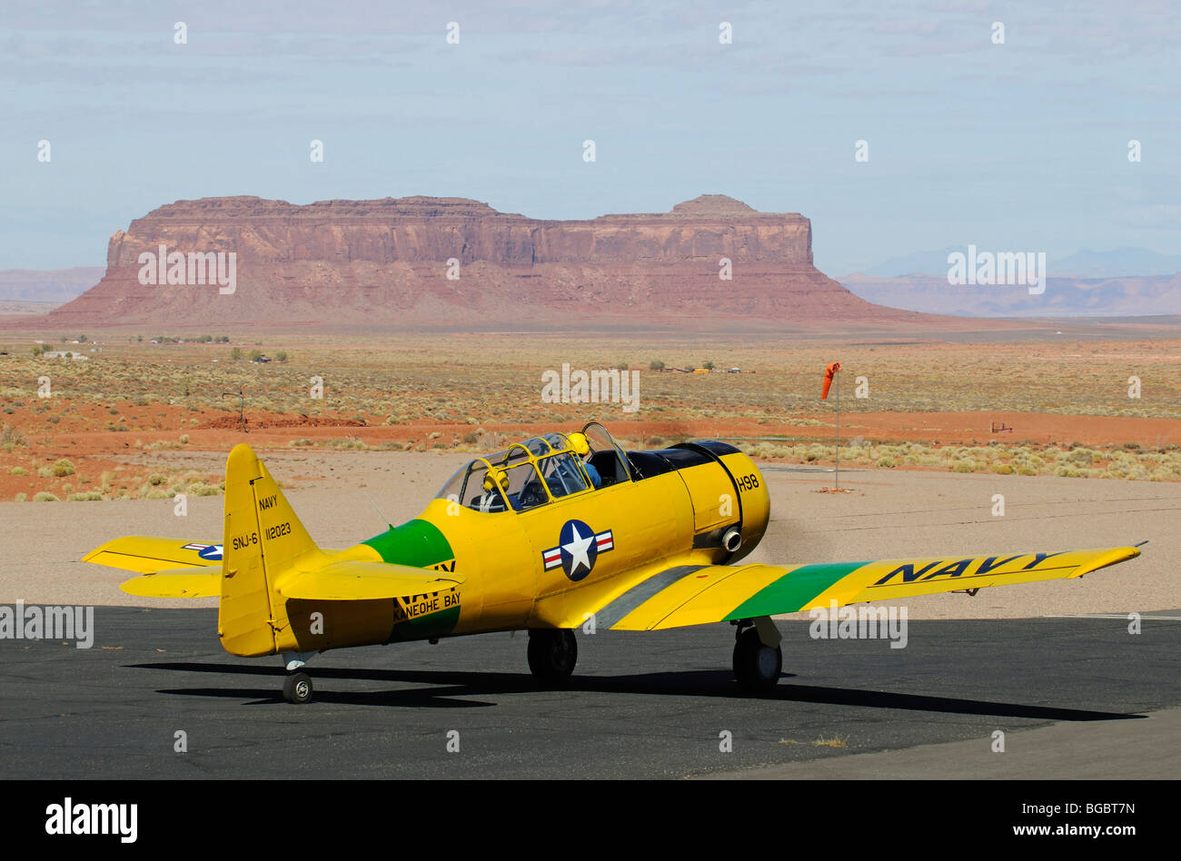 Flugzeug, Goldings Handelsposten, Flughafen, Monument Valley, Navajo Tribal Lands, Utah Stockfoto