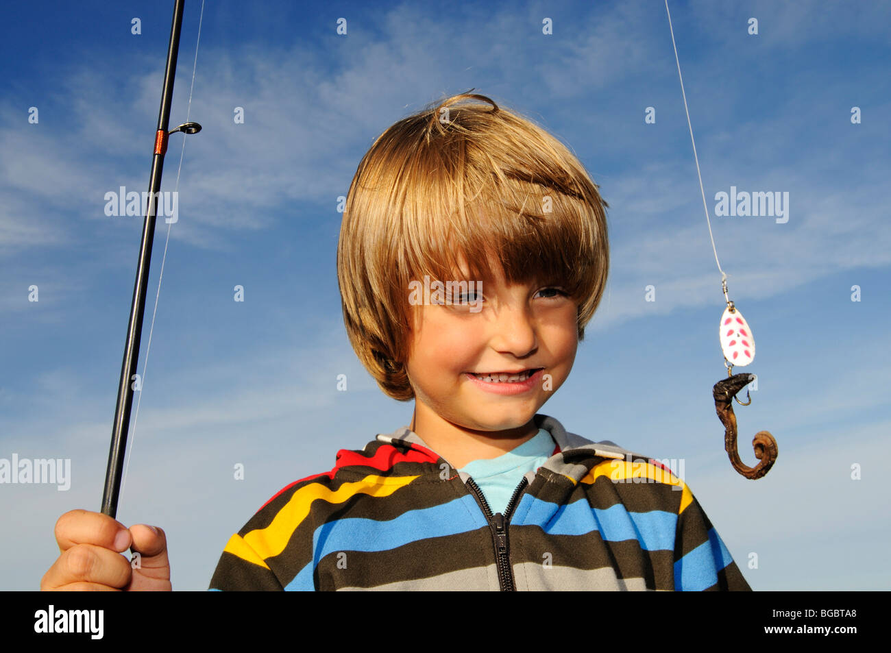 Junge mit Angelrute und Wurm Stockfoto