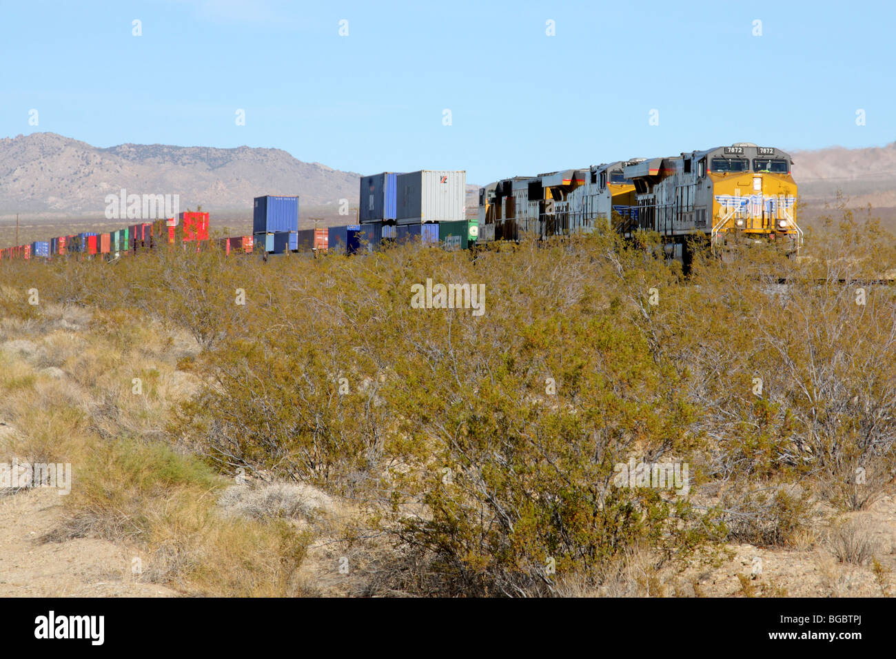 Union Pacific Stack Zug bewegt sich quer durch die Wüste in Mojave National Preserve. Stockfoto