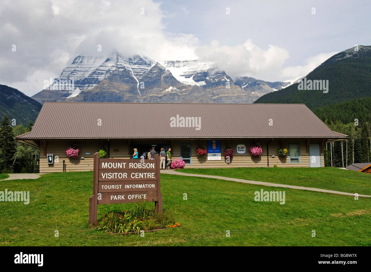 Mount Robson, dem Mount Robson Park Visitor Centre, Alberta, Kanada Stockfoto