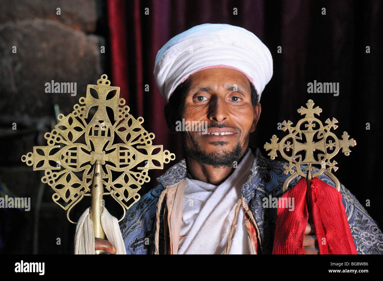 Äthiopische orthodoxe Priester mit Kreuz in Lalibela, Amhara in Äthiopien, Afrika Stockfoto