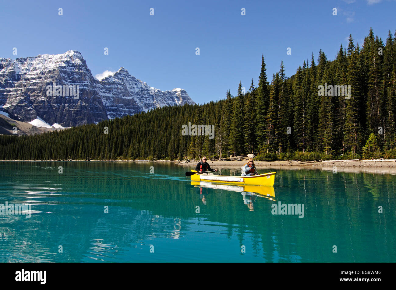 Paar im Kanu, Moraine Lake, Banff Nationalpark, Alberta, Kanada Stockfoto