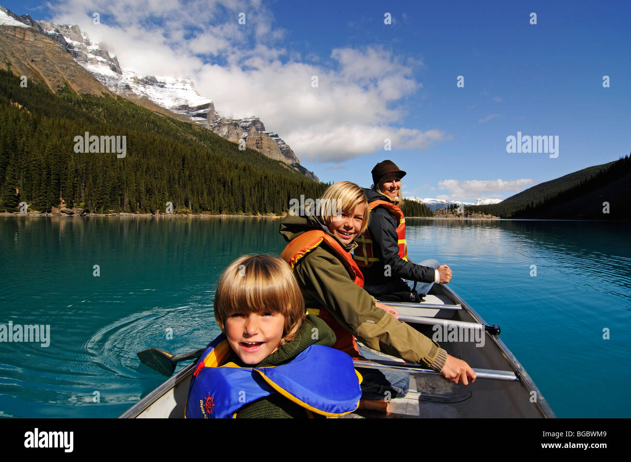 Frau und Kinder in einem Kanu, Moraine Lake, Banff Nationalpark, Alberta, Kanada Stockfoto